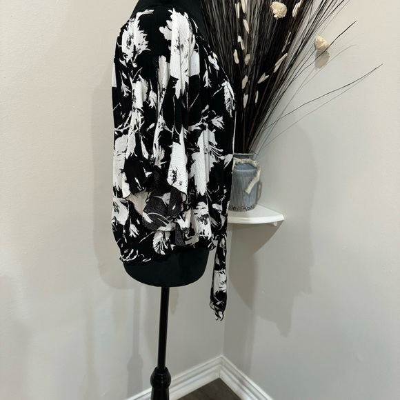 Meghan Los Angeles women size small, flowy 3/4 sleeve - Picture 4 of 9